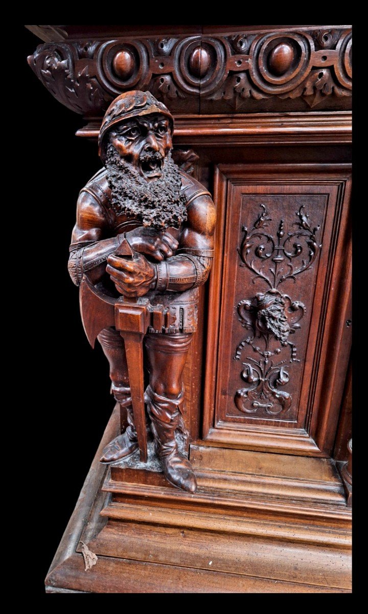 Une Grande Armoire Monumental En Noyer.-photo-3
