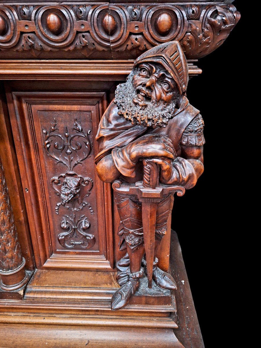 Une Grande Armoire Monumental En Noyer.-photo-4