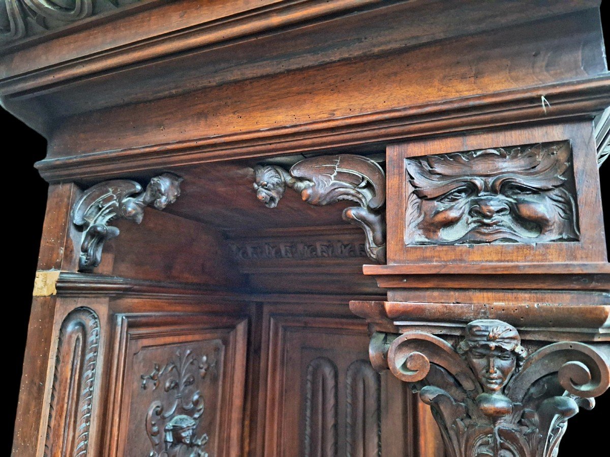 Une Grande Armoire Monumental En Noyer.-photo-5