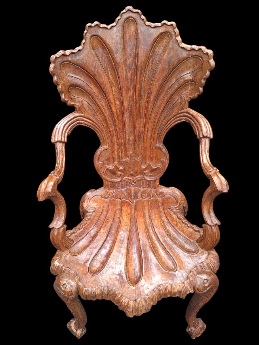 Une Belle Paire Des Fauteuils De Grottes  En Noyer Sculpté. -photo-1