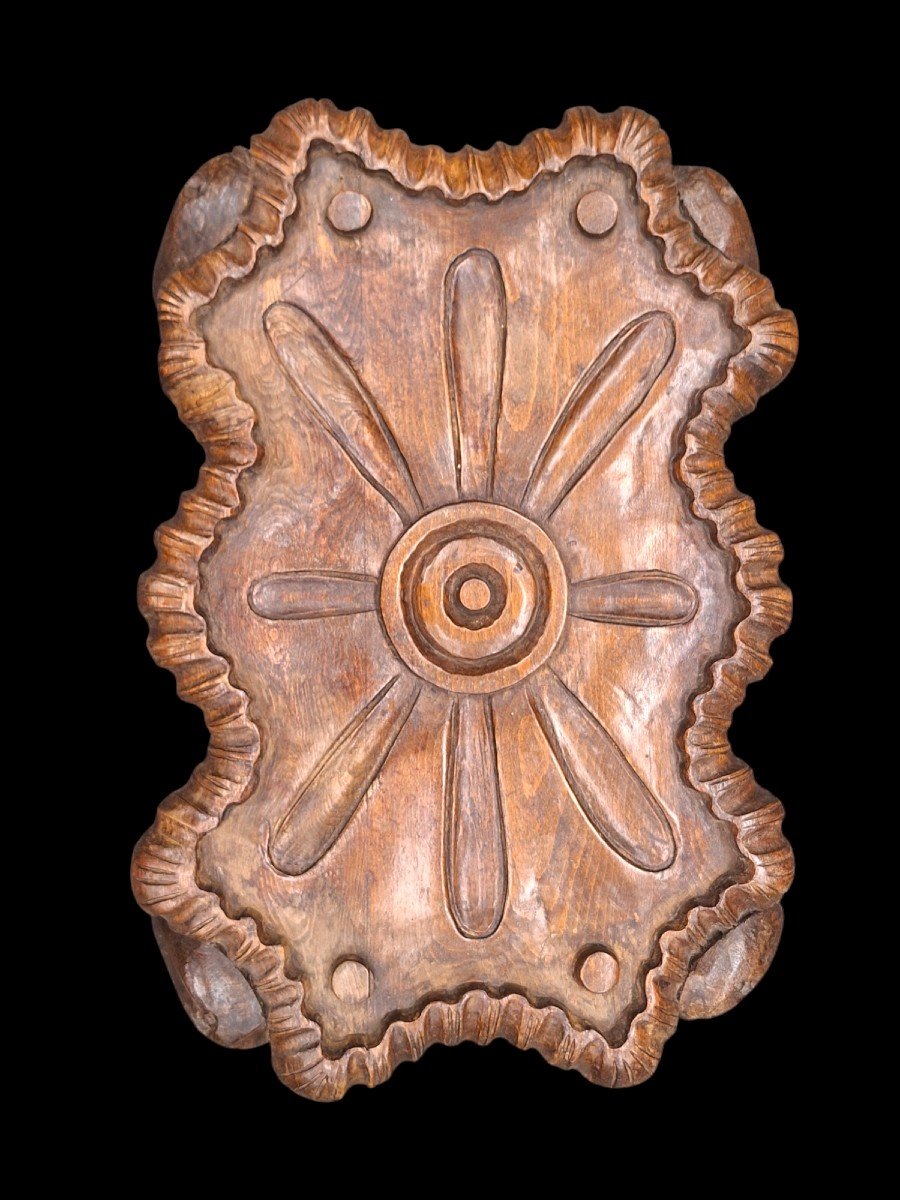 Une Belle Paire Des Fauteuils De Grottes  En Noyer Sculpté. -photo-7