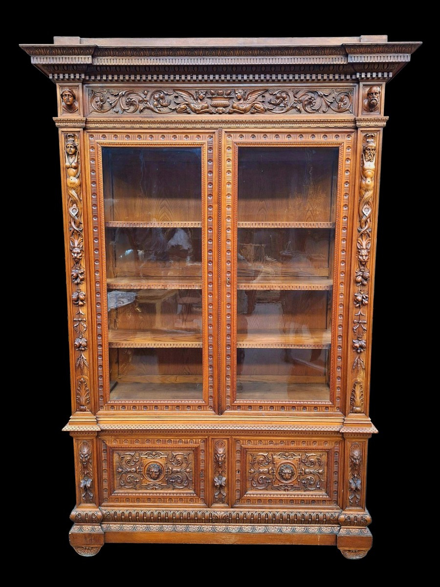 Vitrine en noyer sculpté 