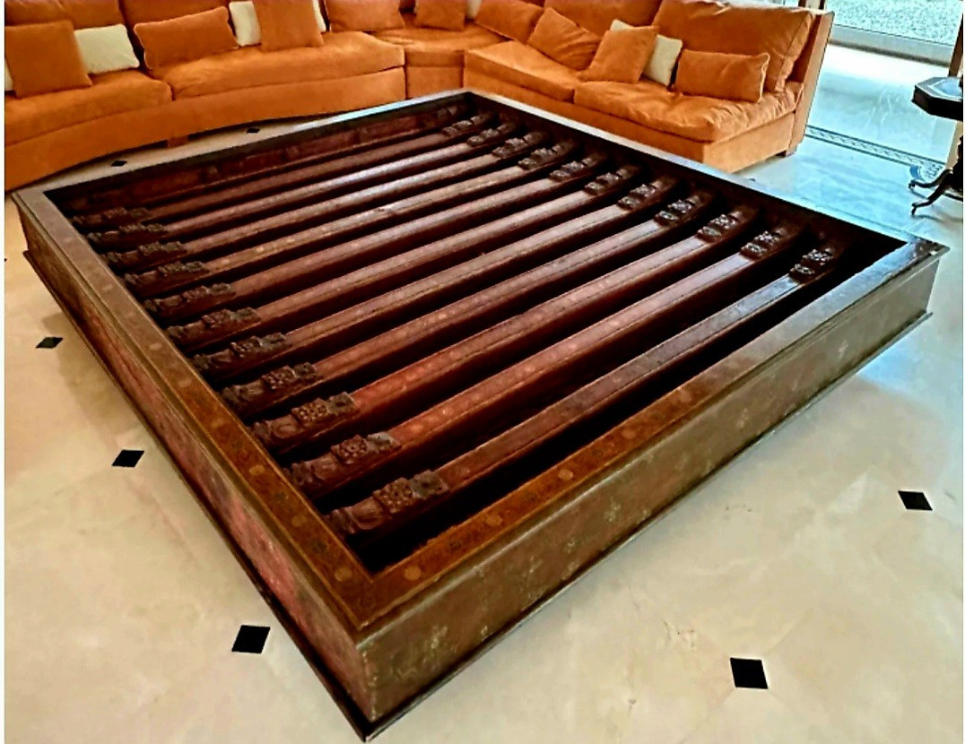 Plafond sculpté/Table de salon