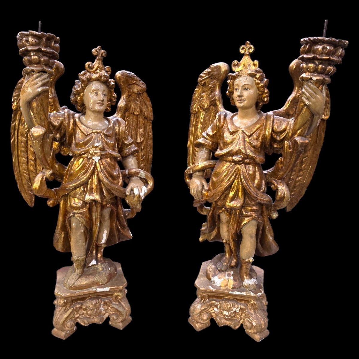 Paire de bougeoirs en bois doré 