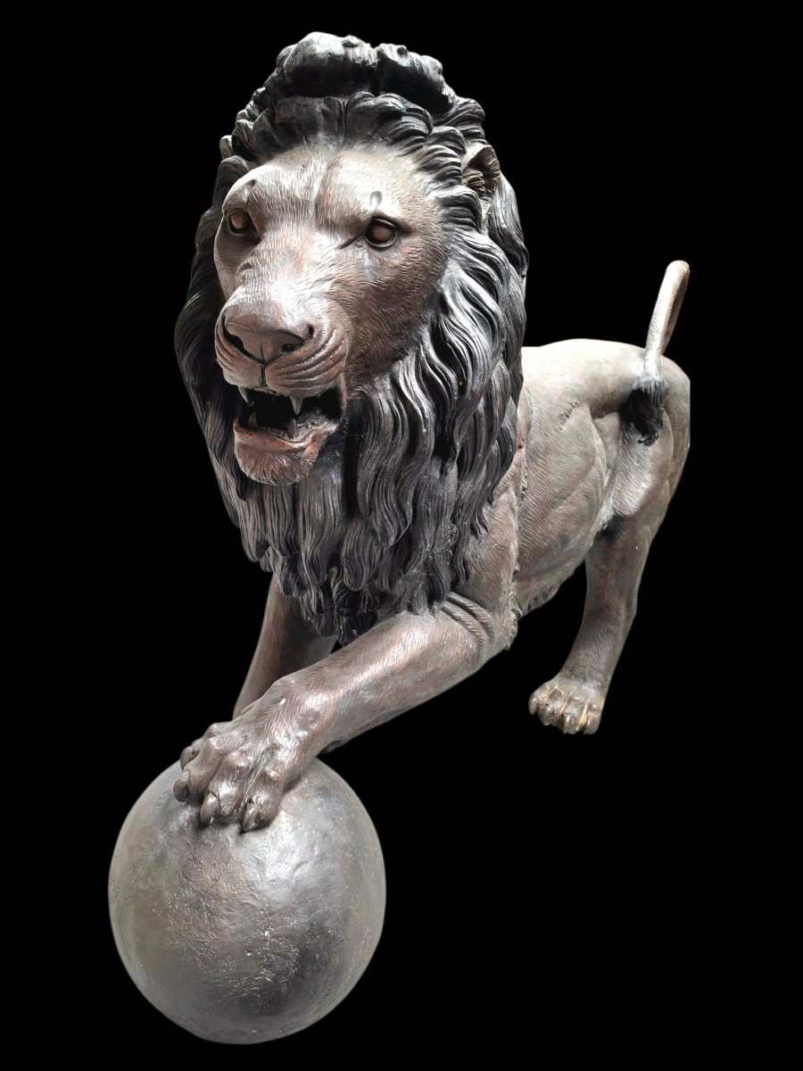 Une paire de lions Medici en bronze-photo-4