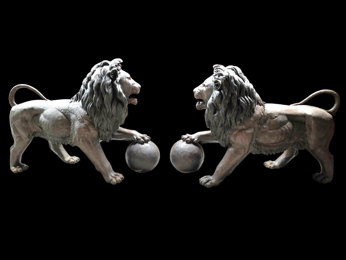 Une paire de lions Medici en bronze