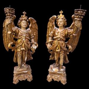 Paire de bougeoirs en bois doré 