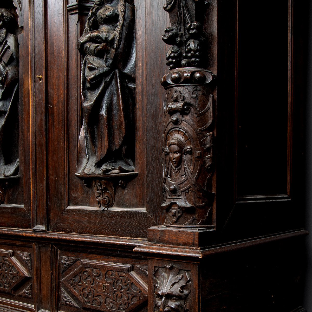Une Armoire, Une Armoire Pour Objets Précieux Avec La Madone Et St. Pierre Avec Les Clés-photo-3