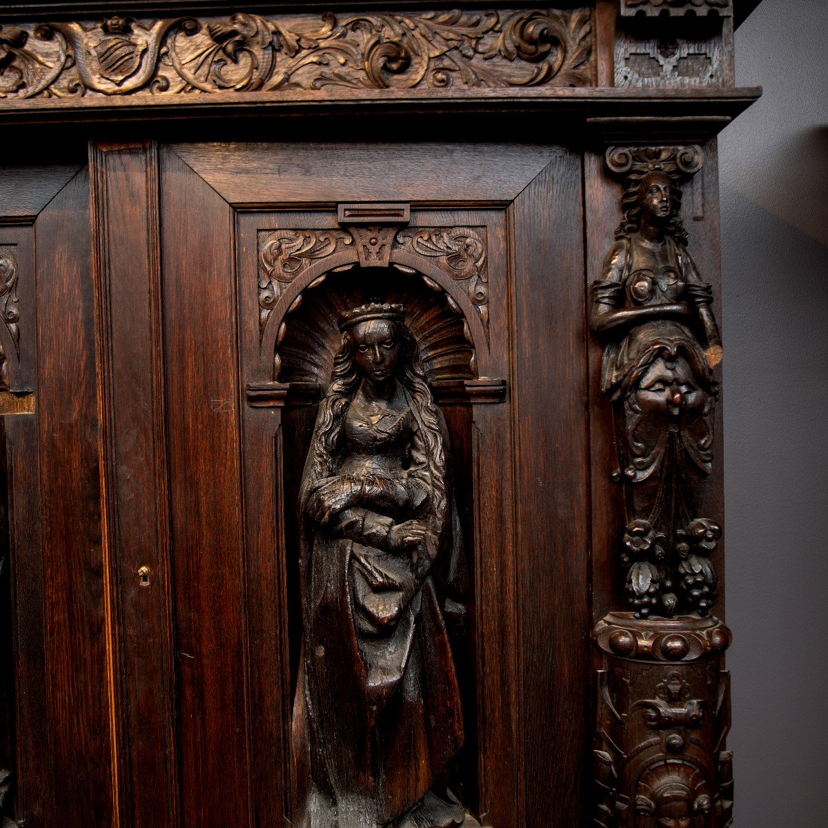 Une Armoire, Une Armoire Pour Objets Précieux Avec La Madone Et St. Pierre Avec Les Clés-photo-1