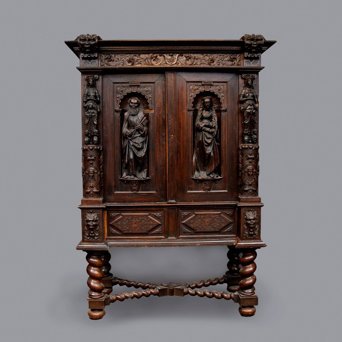 Une Armoire, Une Armoire Pour Objets Précieux Avec La Madone Et St. Pierre Avec Les Clés
