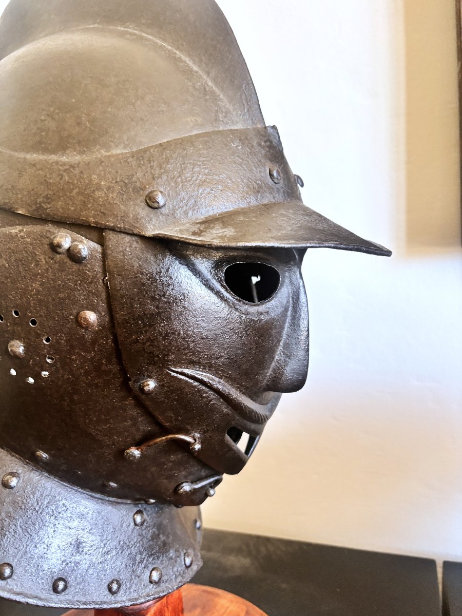 Casque Fermé Grotesque Noirci du XVIIe Siècle-photo-1