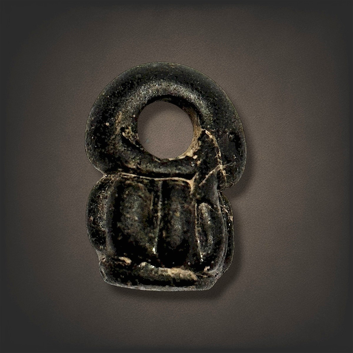 Pendentif en verre romain des IIIe et IVe siècles en forme de jarre
