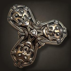 Broche viking en argent avec pendentif trèfle