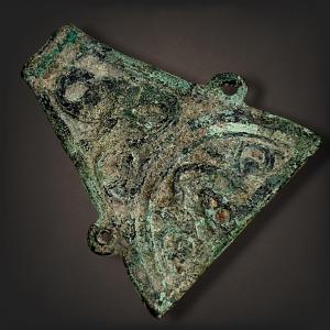 Plaque mérovingienne médiévale en bronze représentant des serpents, collection Bigot