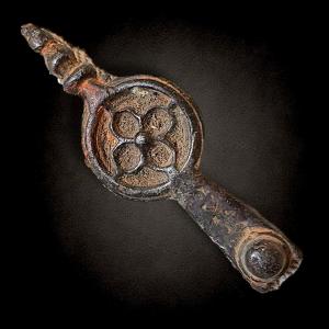 Fragment de pendentif quadrilobe médiéval en bronze, collection Bigot