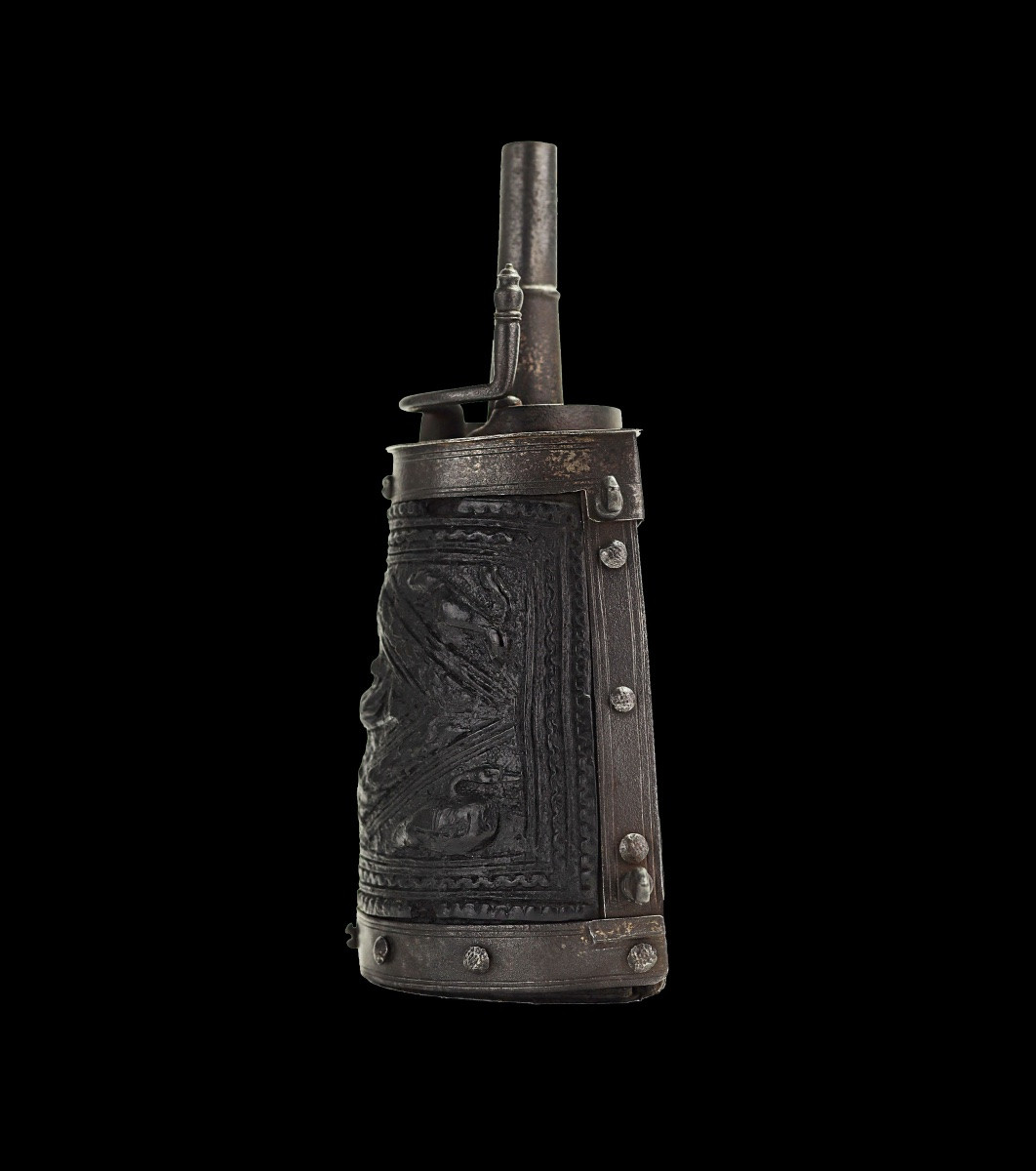 Flacon à poudre « Cuir Bouilli » du nord de l'Italie-photo-3