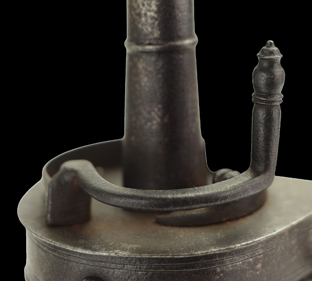 Flacon à poudre « Cuir Bouilli » du nord de l'Italie-photo-1