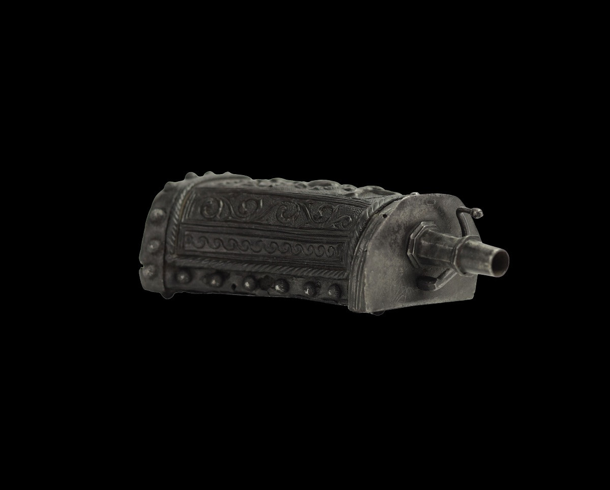 Powder Flask Manufactured In Northern Italy-photo-1