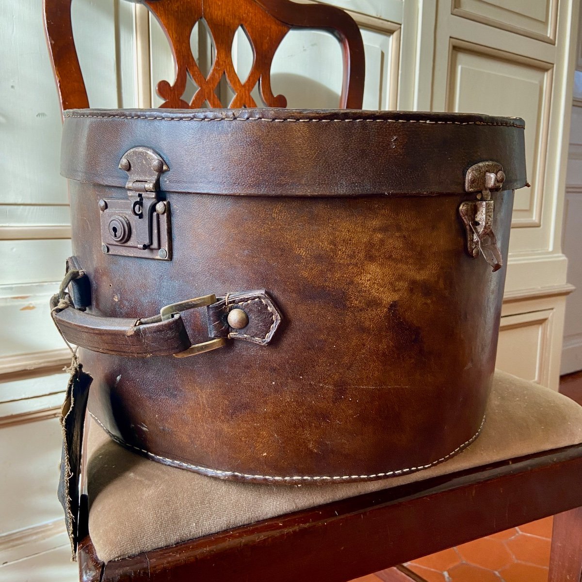 Boîte à chapeau de voyage ancienne pour dames françaises.-photo-2