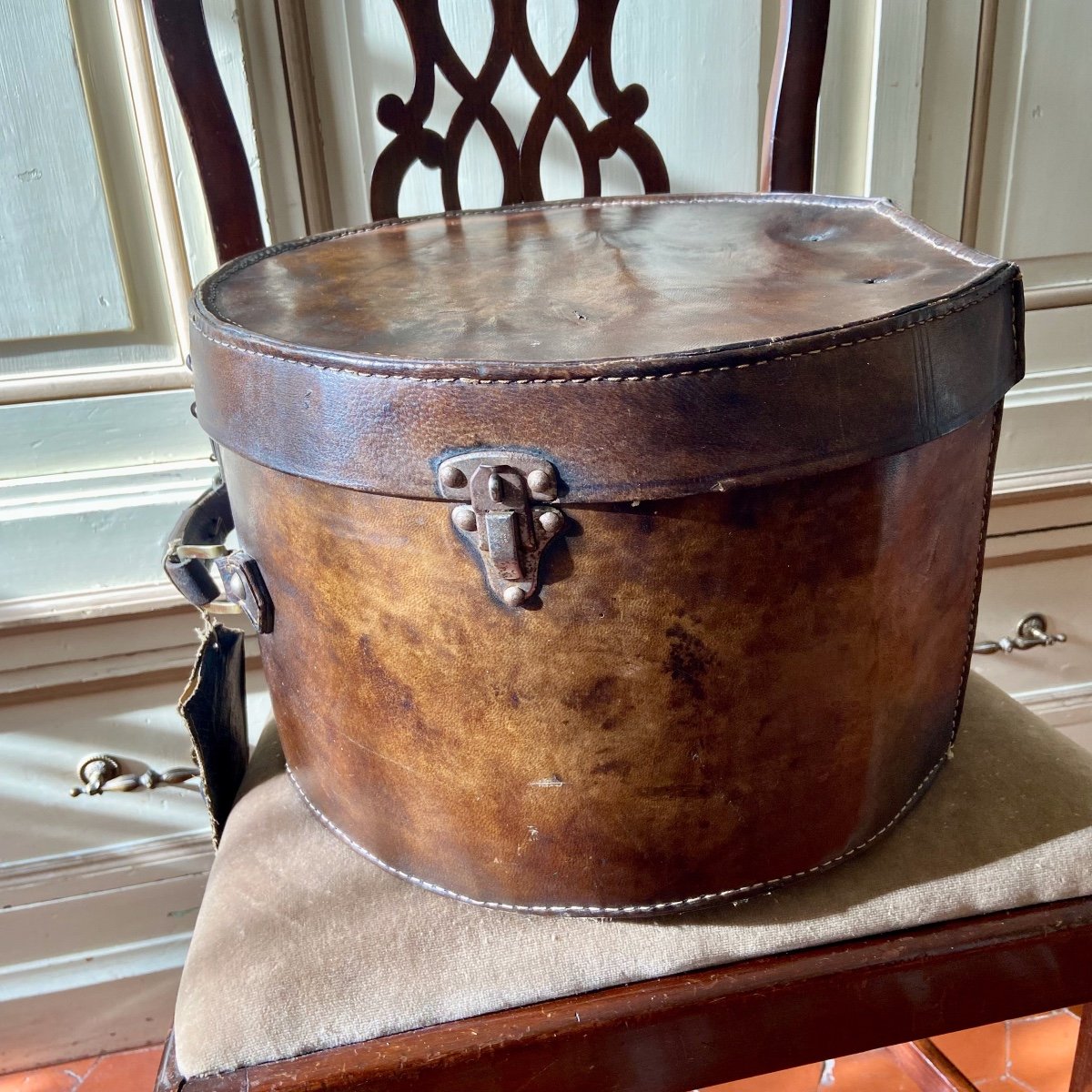 Boîte à chapeau de voyage ancienne pour dames françaises.-photo-4