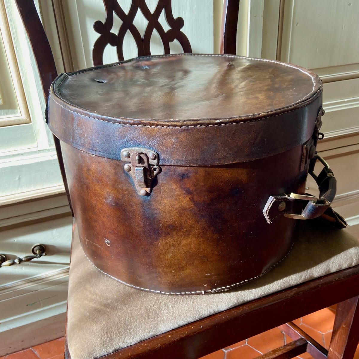 Boîte à chapeau de voyage ancienne pour dames françaises.-photo-3