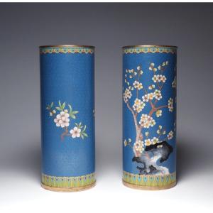 UNE PAIRE DE VASES CHINOIS EN ÉMAIL CLOISONNÉ