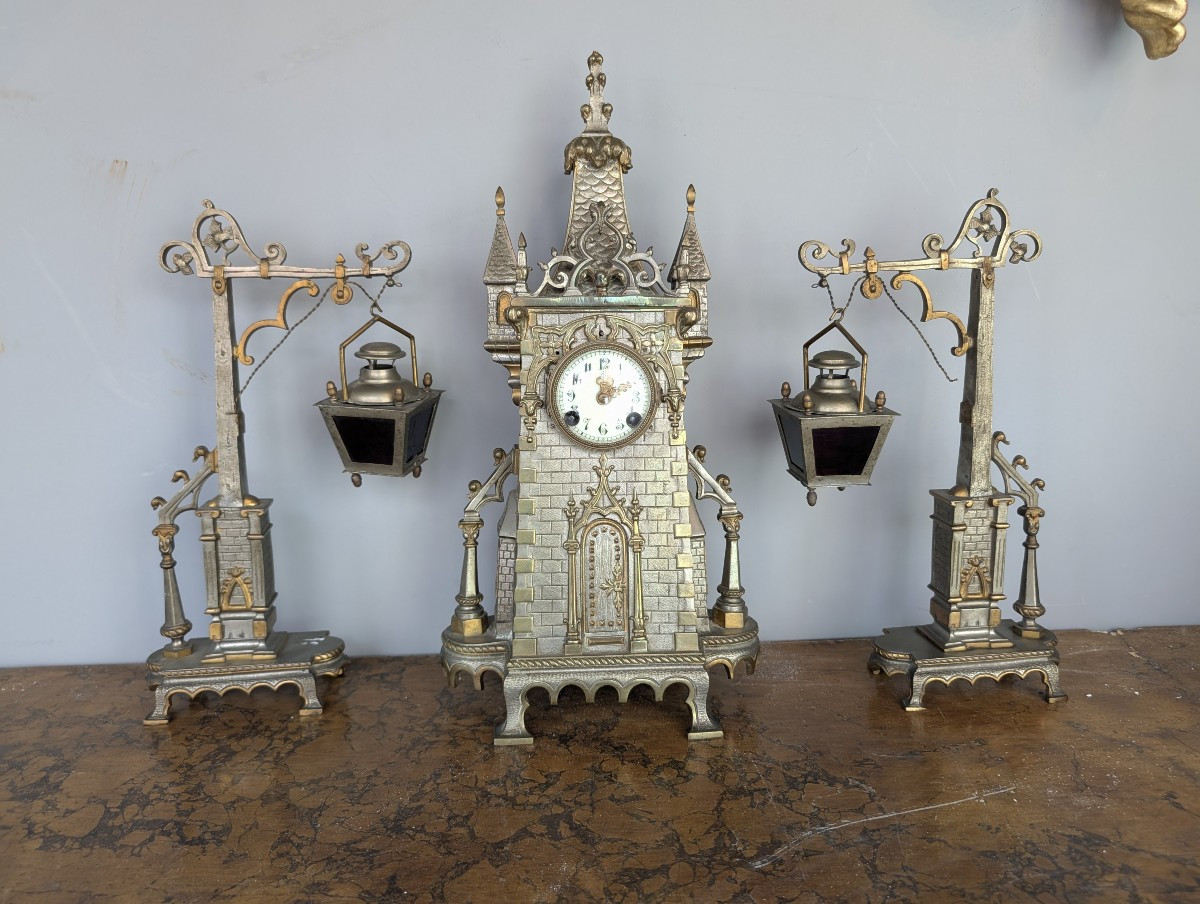 Garniture de cheminee Neogothique en bronze Argenté et Doré