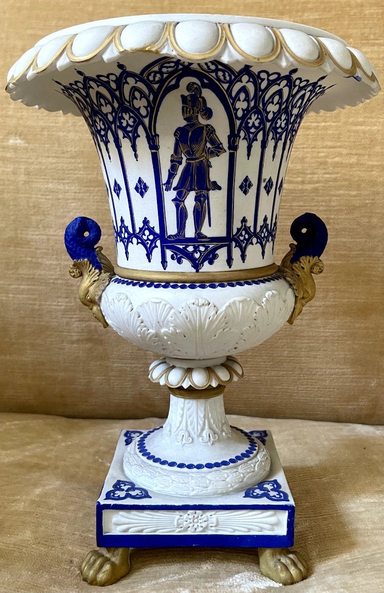 Paire de vases médicaux en biscuit à décor néo-gothique. -photo-5