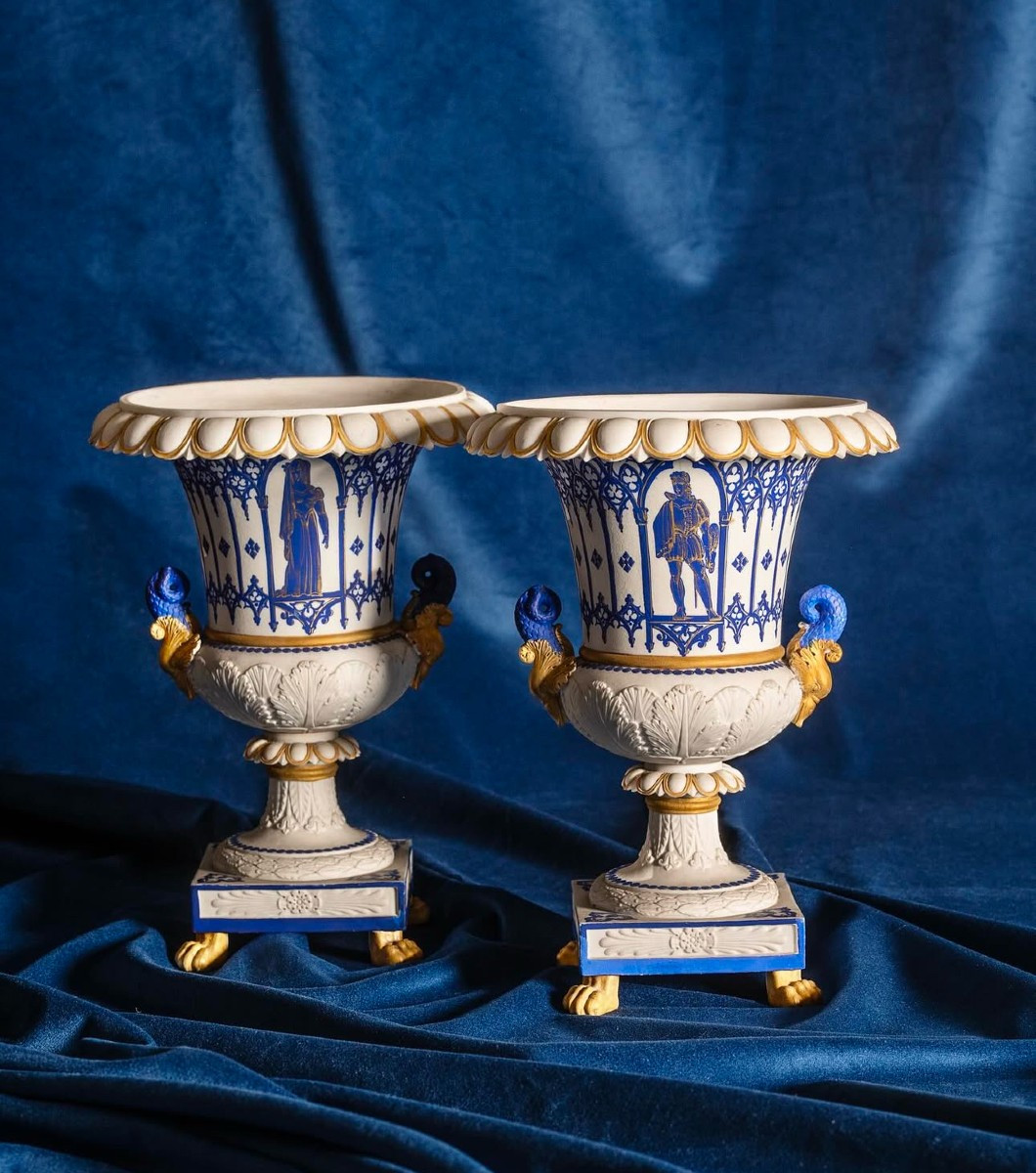 Paire de vases médicaux en biscuit à décor néo-gothique. 