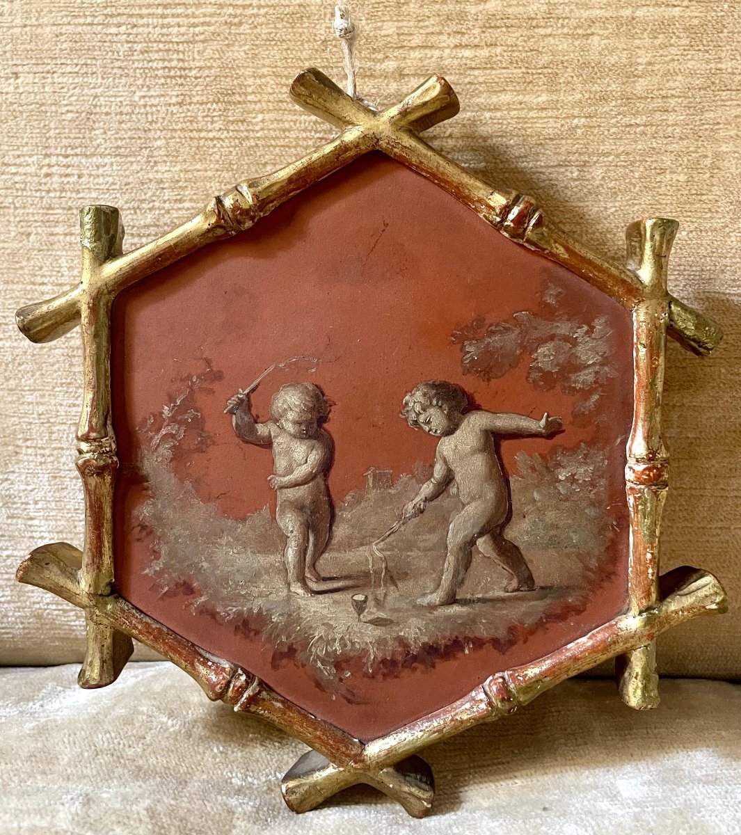 Petit tableau hexagonal avec scène de putti-photo-1