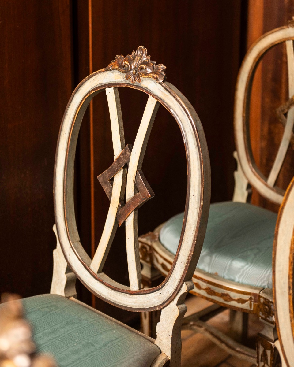 Groupe de dix chaises en bois décorées et laquées-photo-5