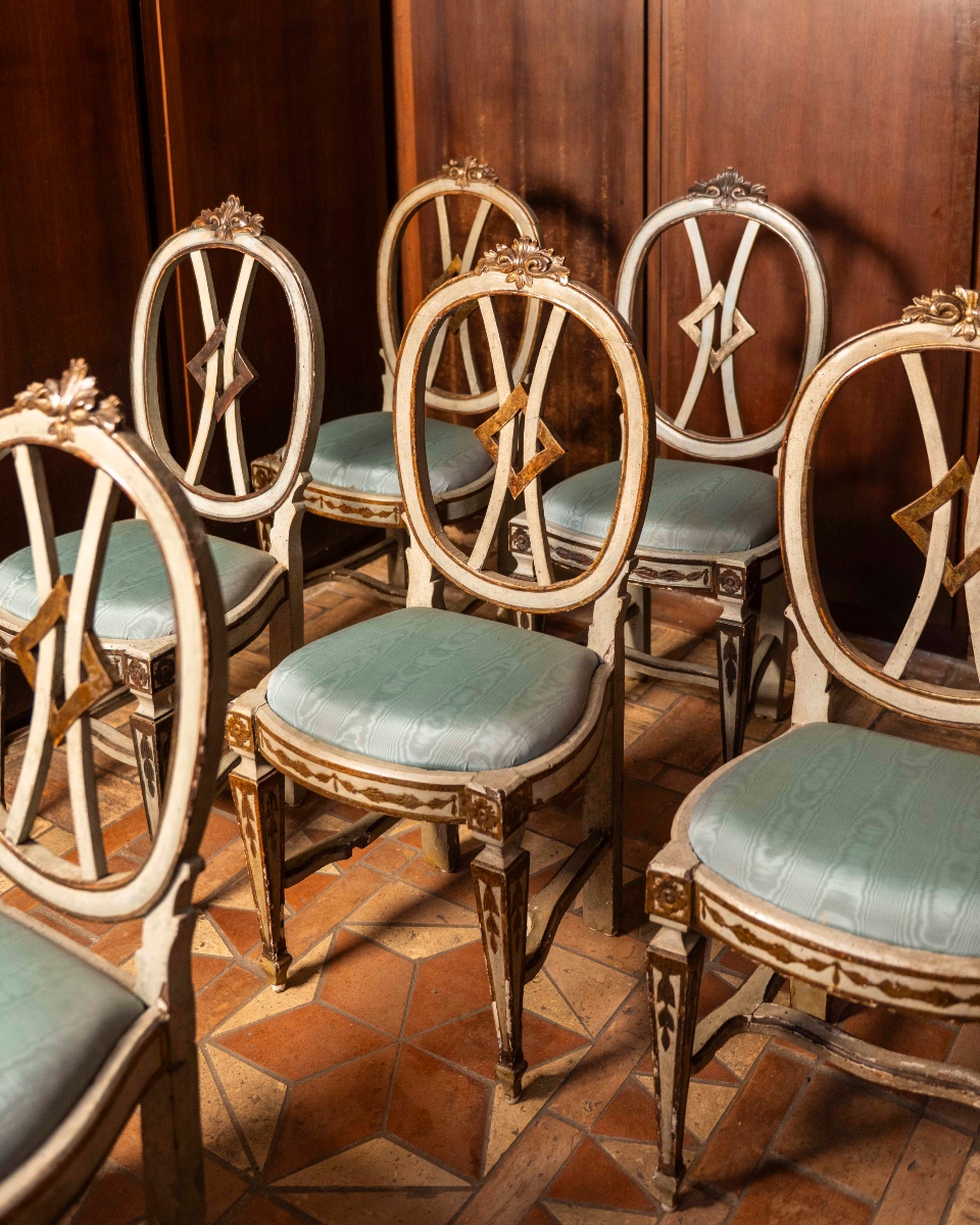 Groupe de dix chaises en bois décorées et laquées