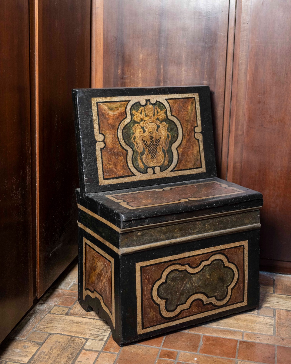 Bench Decorated With The Coat Of Arms Of Pope Innocent XIII Conti (1721–1724)-photo-4