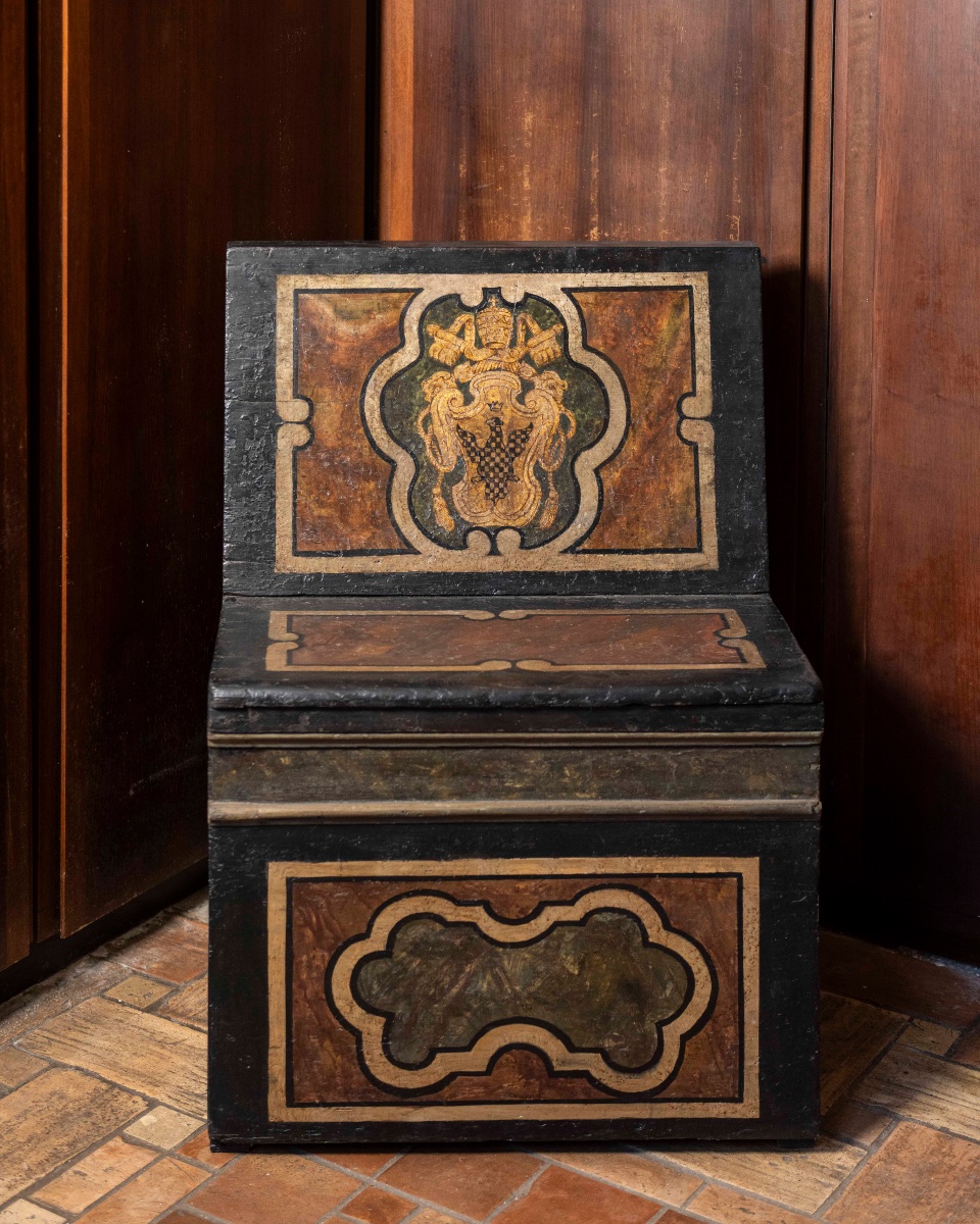 Bench Decorated With The Coat Of Arms Of Pope Innocent XIII Conti (1721–1724)
