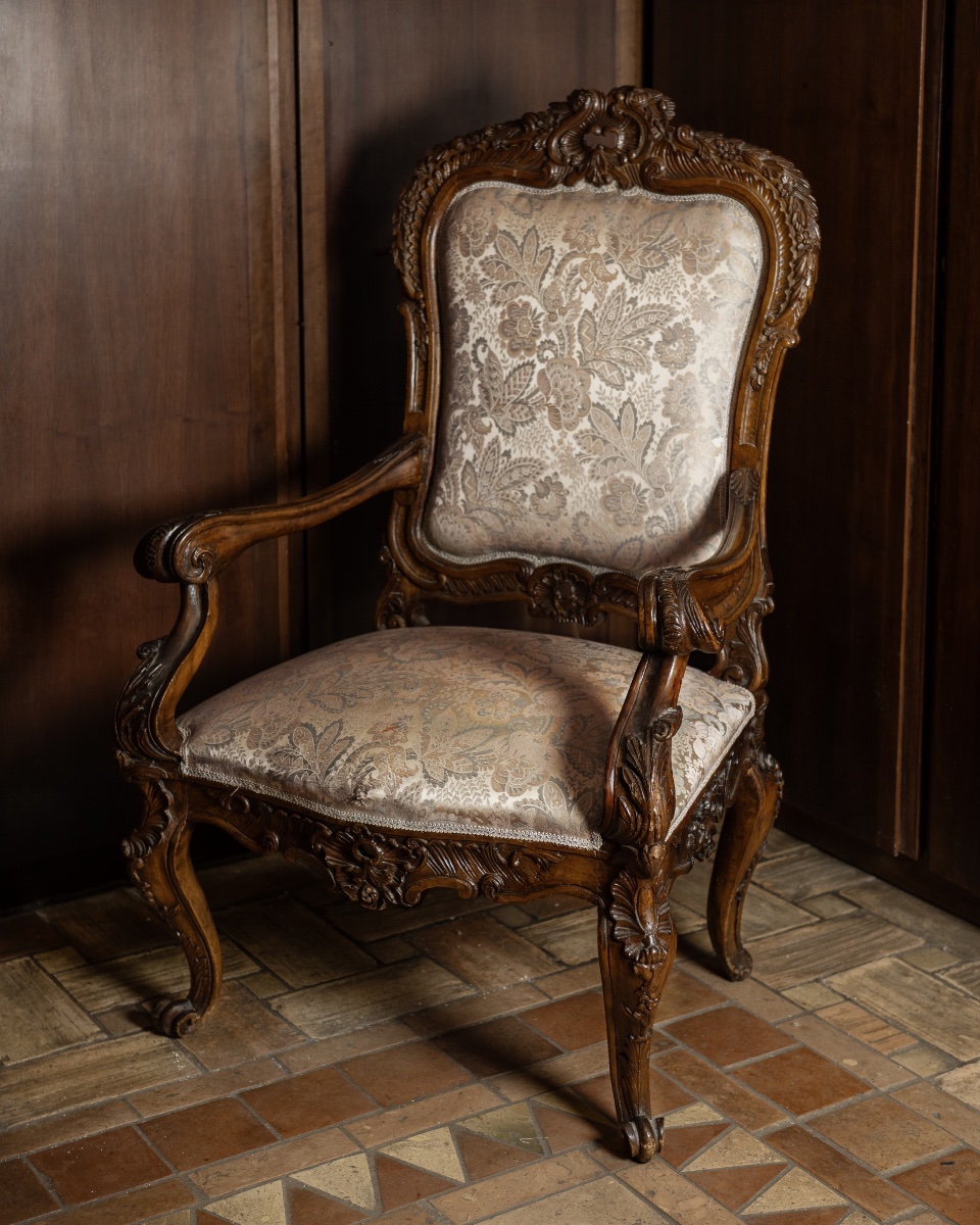 Fauteuil en noyer avec revêtement en damas-photo-2
