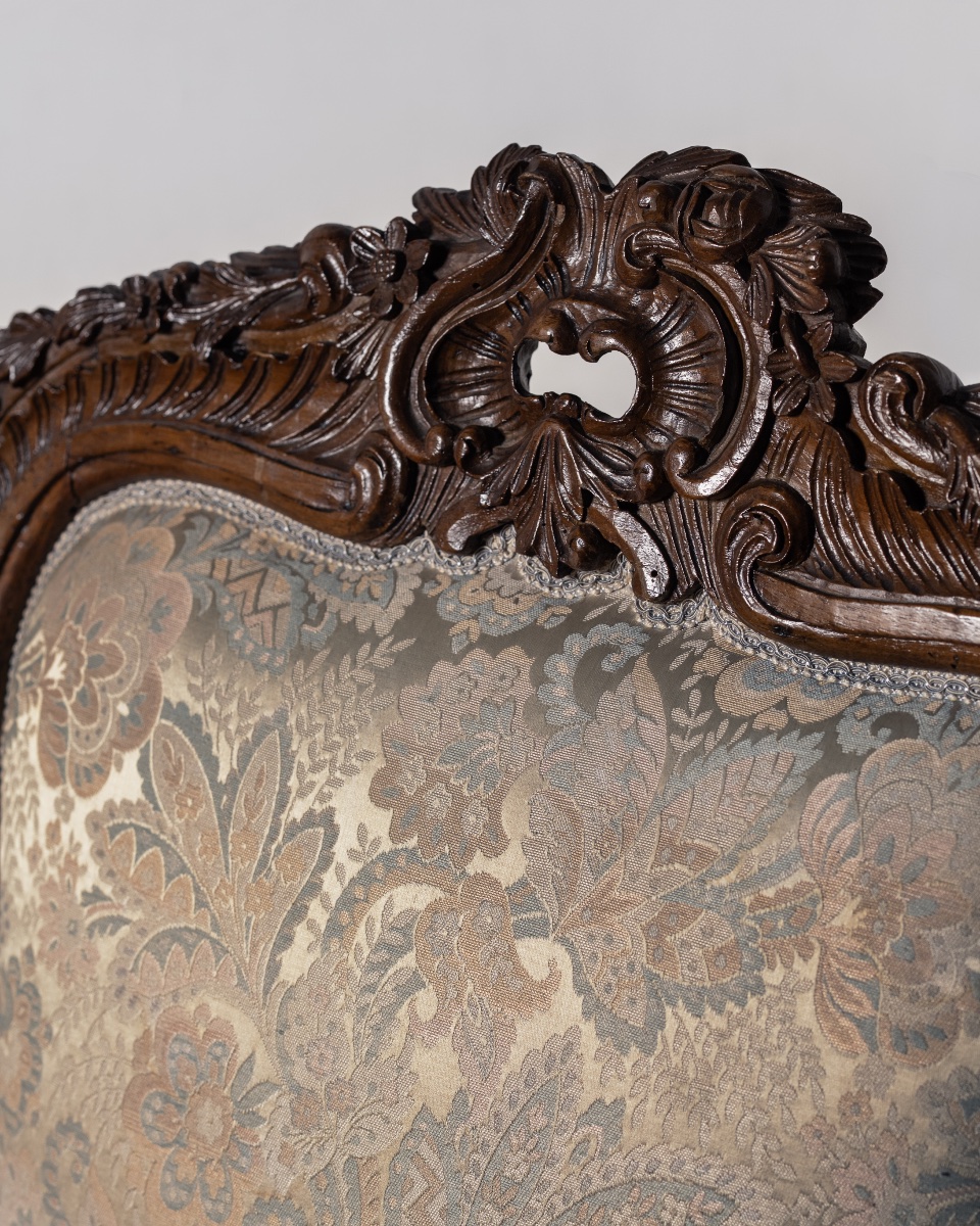 Fauteuil en noyer avec revêtement en damas-photo-3