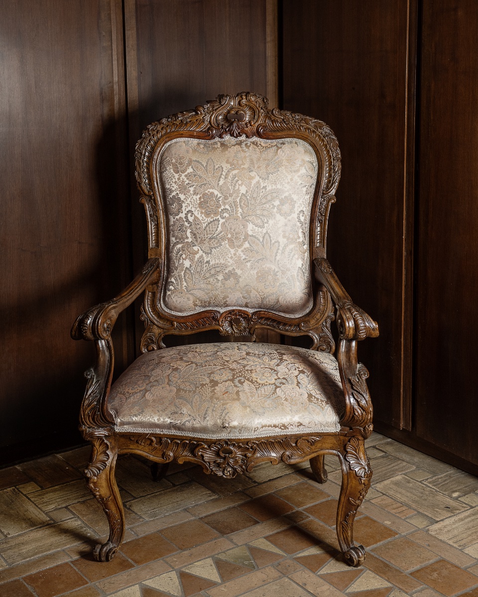 Fauteuil en noyer avec revêtement en damas