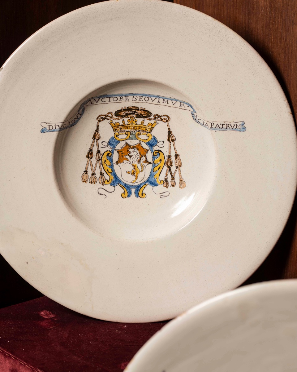 Fabrication de Faenza du XVIIe siècle, paire d'assiettes de présentation en faïence blanche-photo-2