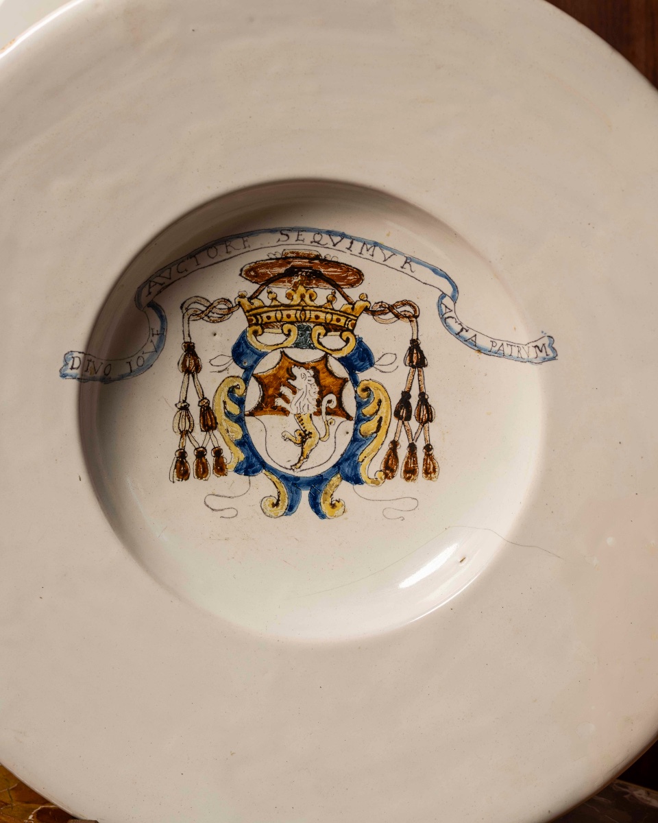Fabrication de Faenza du XVIIe siècle, paire d'assiettes de présentation en faïence blanche-photo-3