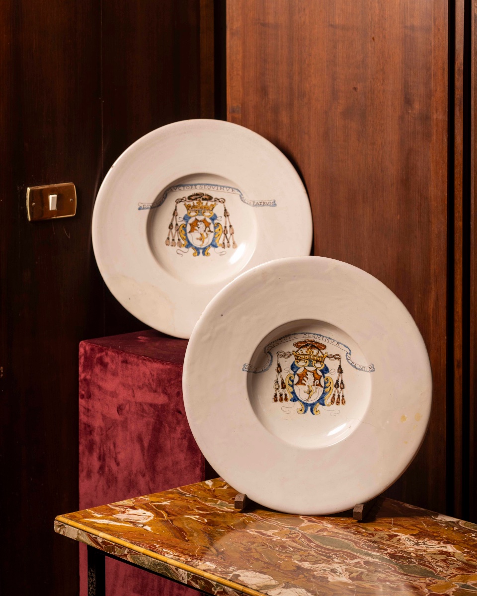 Fabrication de Faenza du XVIIe siècle, paire d'assiettes de présentation en faïence blanche