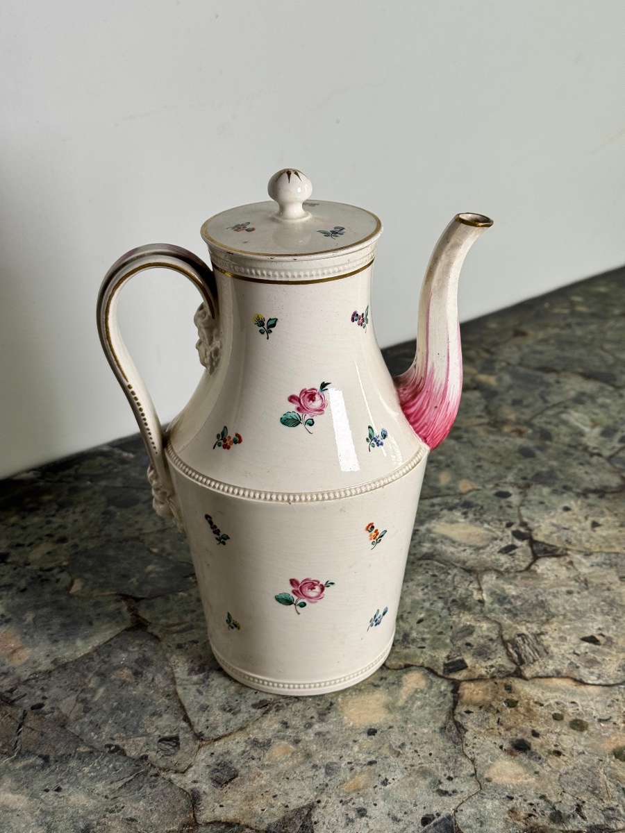Cafetière en céramique Del Vecchio décorée de fleurs éparses, XVIIIe siècle