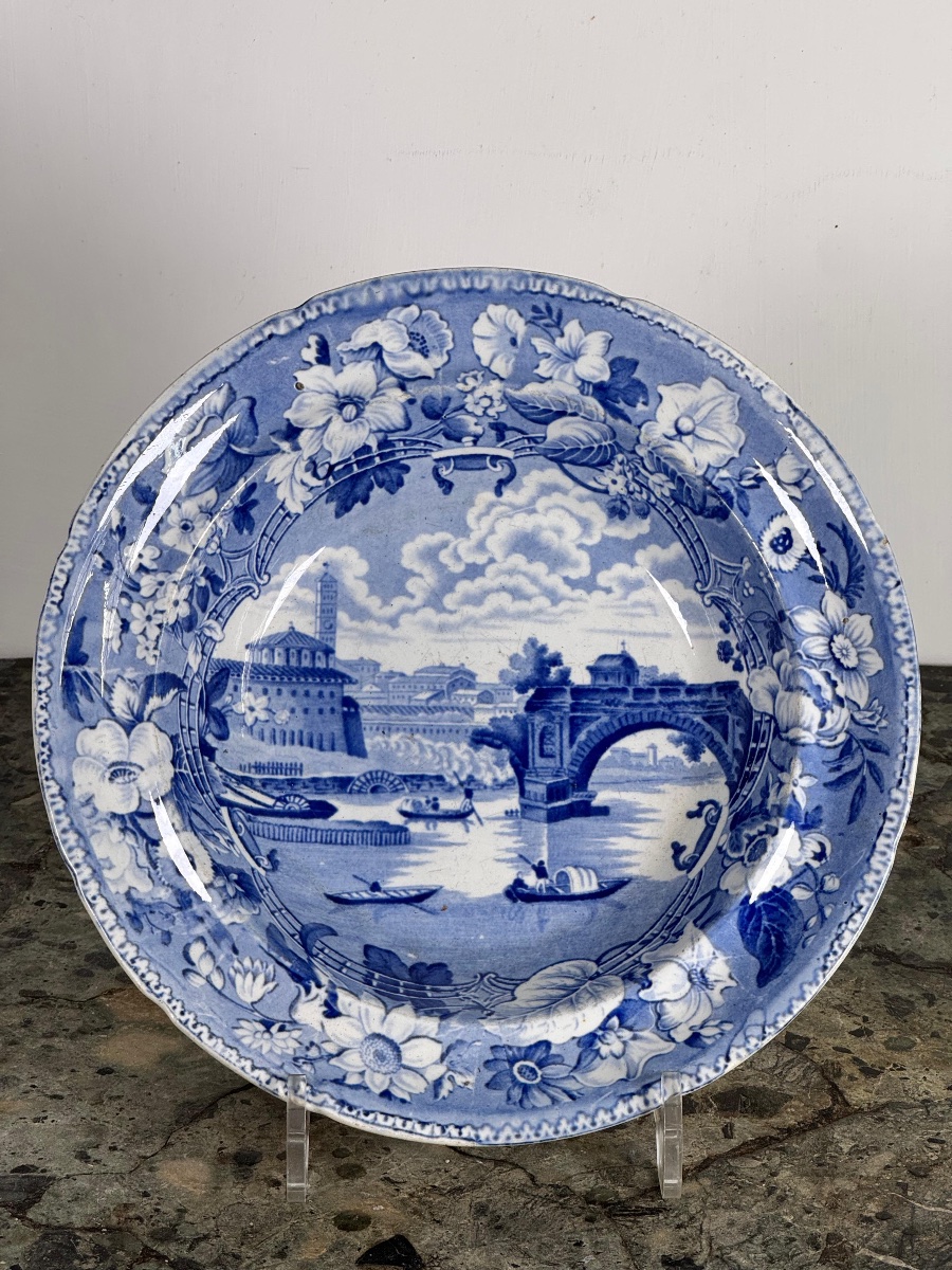 Assiette en céramique anglaise à décor bleu et blanc, Staffordshire, XIXe siècle