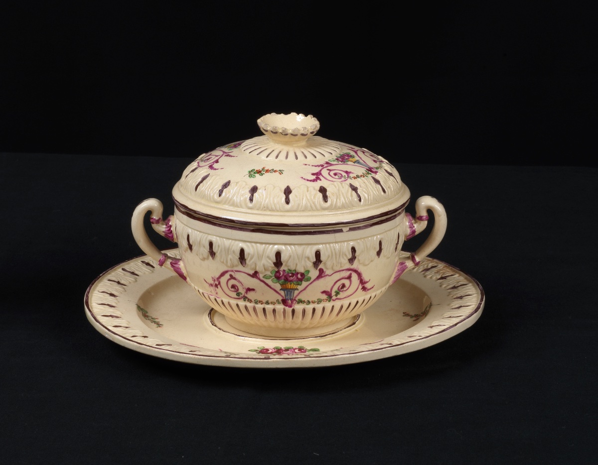 Tasse « Puerpera » avec soucoupe – Fabrication de Pesaro – Céramique italienne, XVIIIe-XIXe siè