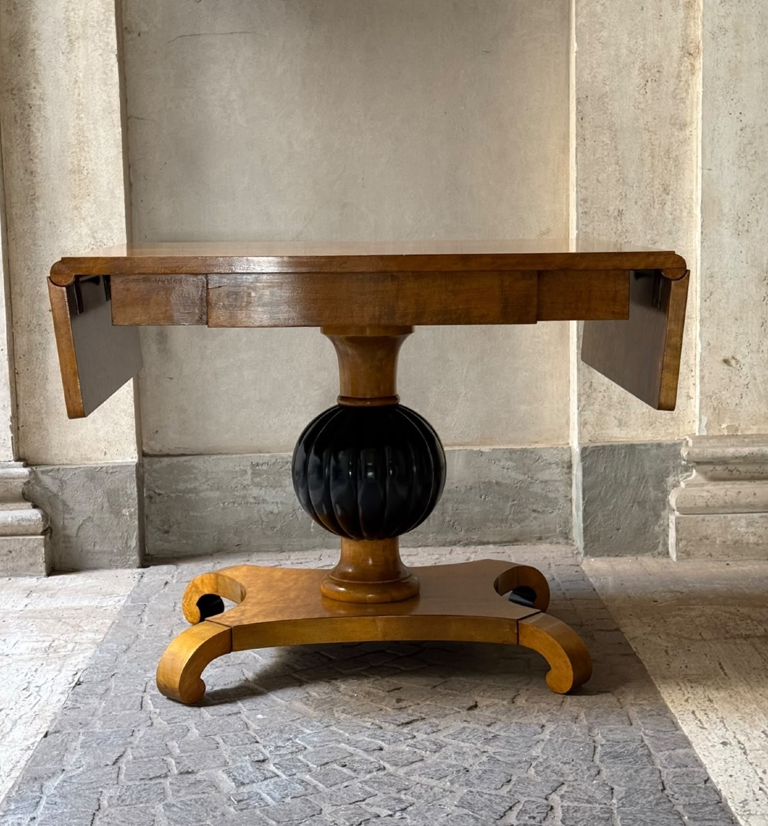 Table à charnières Biedermeier en bois d'érable et bois ébénisé, XIXe siècle-photo-3