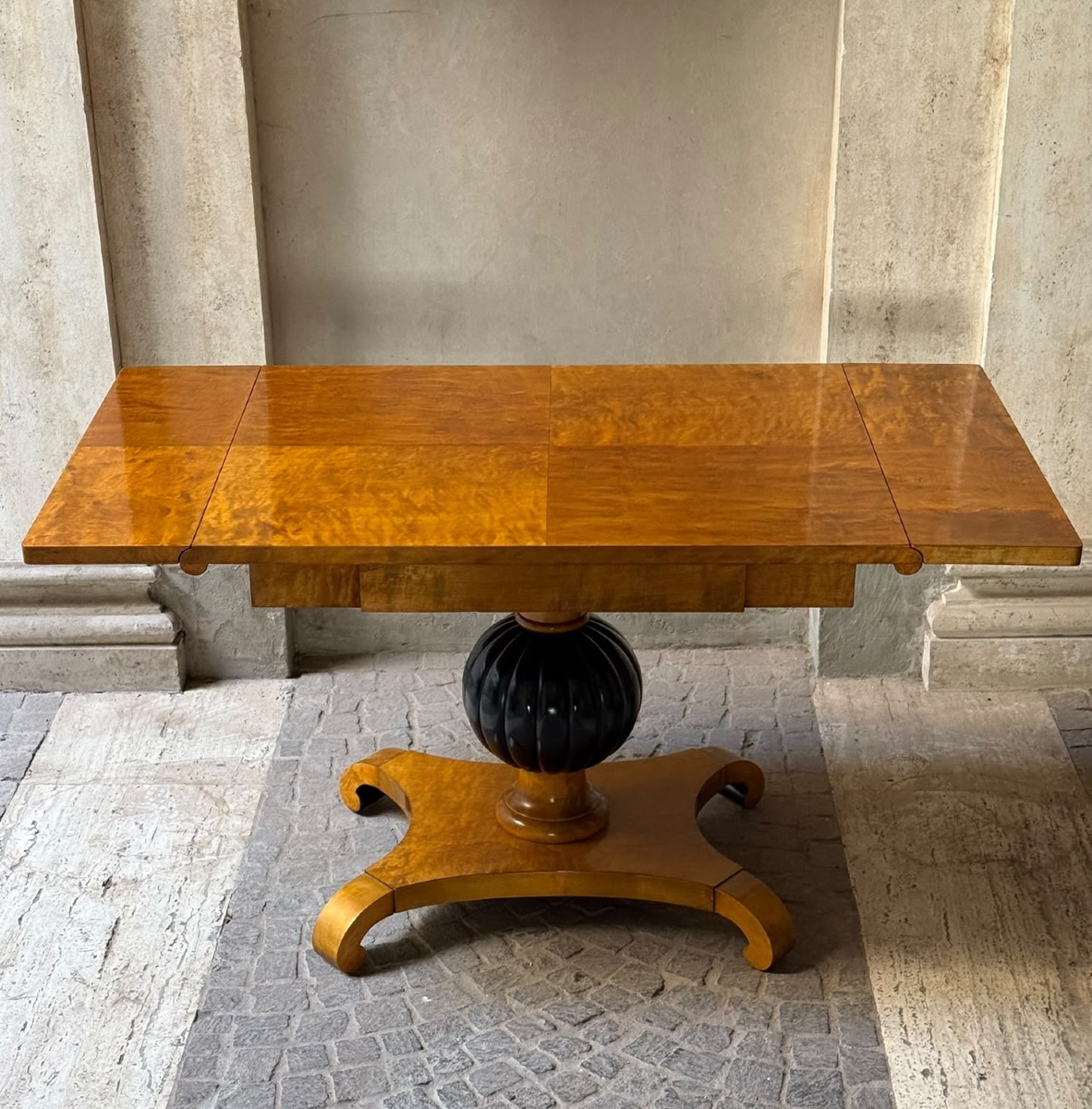 Table à charnières Biedermeier en bois d'érable et bois ébénisé, XIXe siècle-photo-1