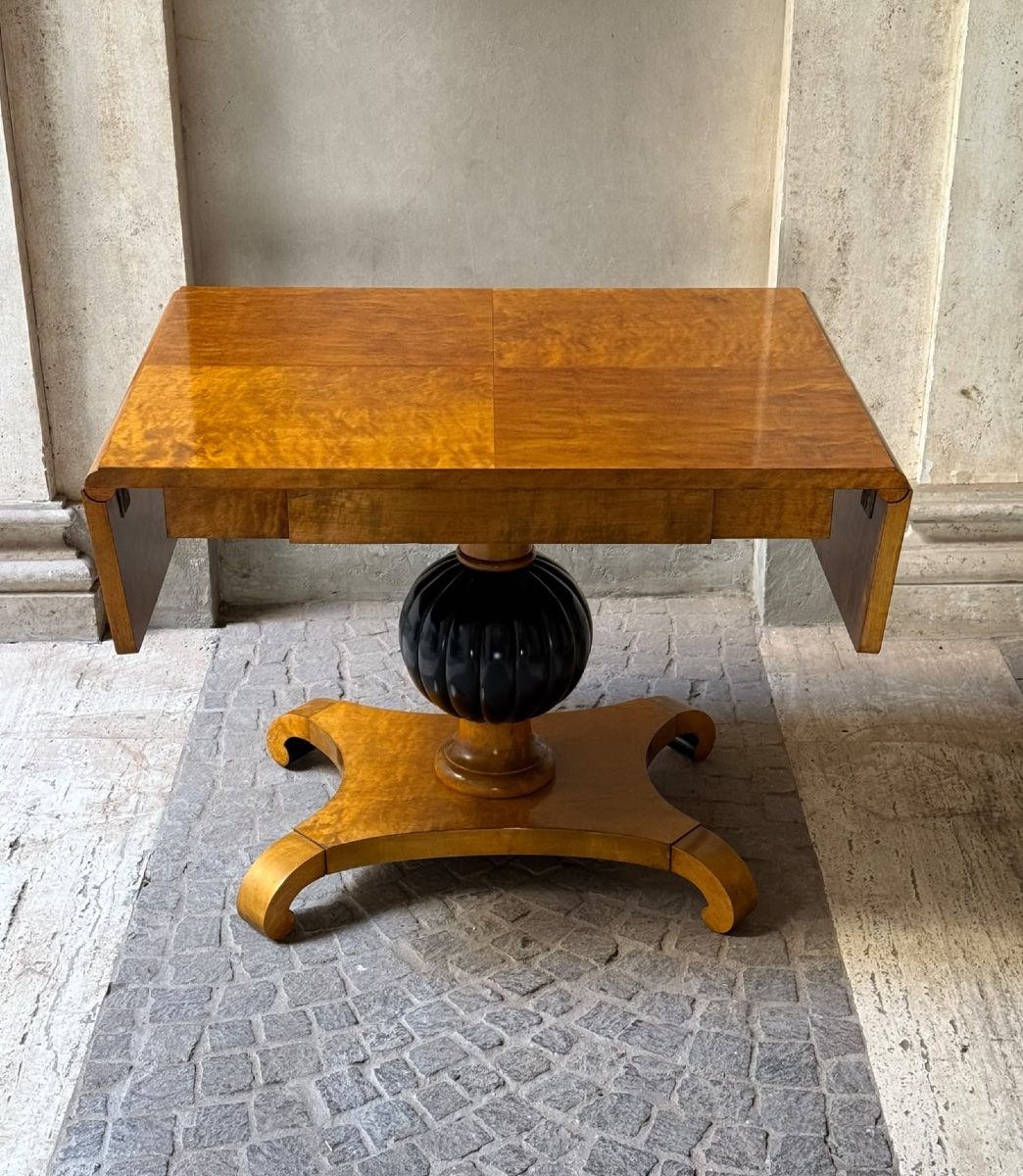 Table à charnières Biedermeier en bois d'érable et bois ébénisé, XIXe siècle