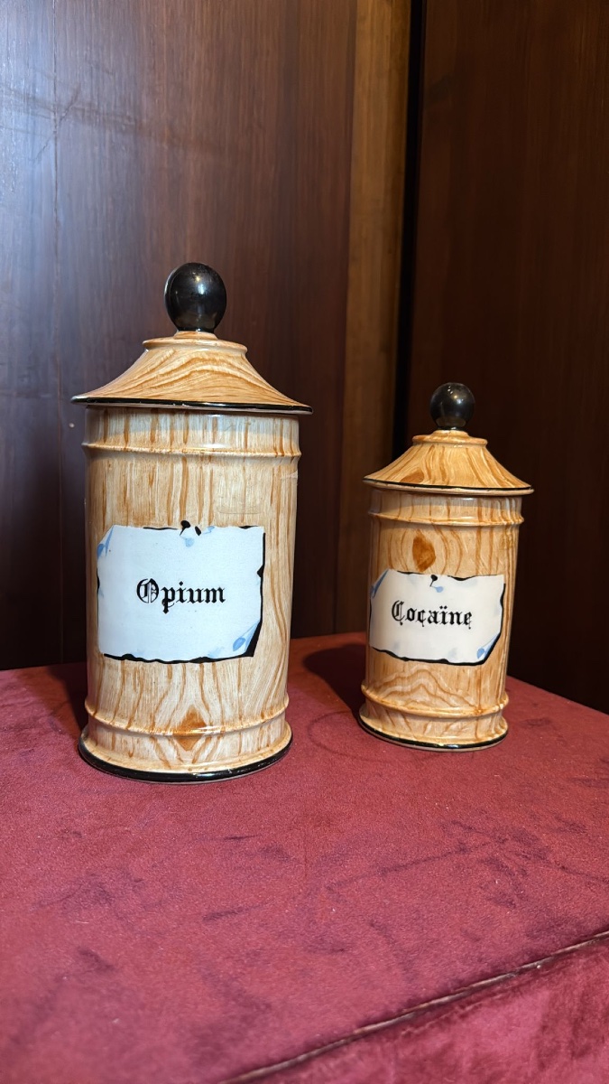 Paire de vases de pharmacie en porcelaine, Paris, fin du XIXe siècle