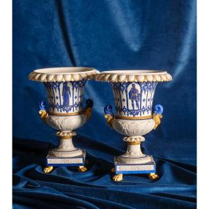 Paire de vases médicaux en biscuit à décor néo-gothique. 