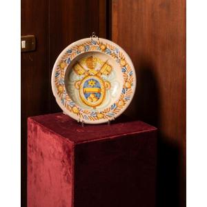 Assiette en majolique ornée des armoiries papales d'Albani, Italie, XVIIIe siècle