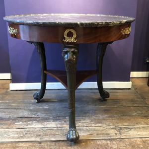 Consulat Center Table